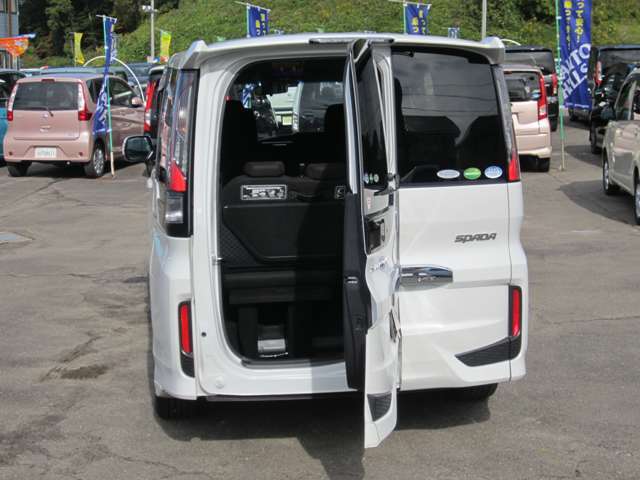 わくわくゲート。後ろが狭くても荷物の積み降ろしが楽に出来ます。タテにもヨコにも開くドアはサードシートへのアクセスもスムーズです