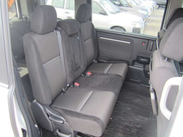 後部座席も気になるようなキズ・汚れやへたり等、良好な状態です