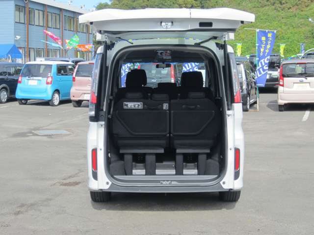 ラゲッジスペースも充実しております。シートアレンジ次第では大きな荷物も積めます。ご不明点やご質問などお気軽にお問い合わせください