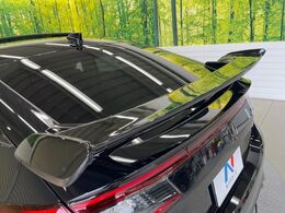 【純正エアロ/テールゲートスポイラー】人気の純正エアロを装備！クルマの外観がよりスタイリッシュになり、街中で存在感あふれる1台に♪将来買い替える時にもリセールに影響しやすく、価値ある人気の装備です！