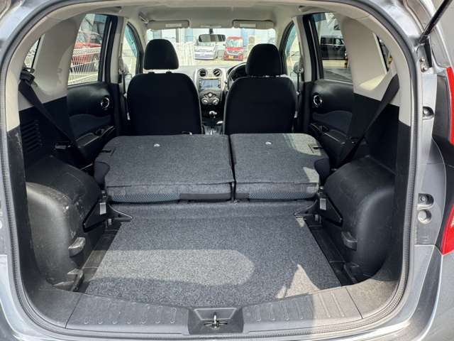 【シートアレンジ】シートを跳ね上げで荷室も広々確保出来ます。