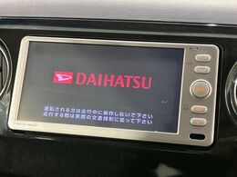 【純正ナビ】人気の純正ナビを装備しております。ナビの使いやすさはもちろん、オーディオ機能も充実！キャンプや旅行はもちろん、通勤や買い物など普段のドライブも楽しくなるはず♪