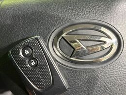 【キーフリーシステム】カバンやポケットに入れたままでもドアの施錠・解錠が可能なスマートキーを装備。エンジンのオン・オフ時もカギを取り出す必要が無いからとっても便利です♪