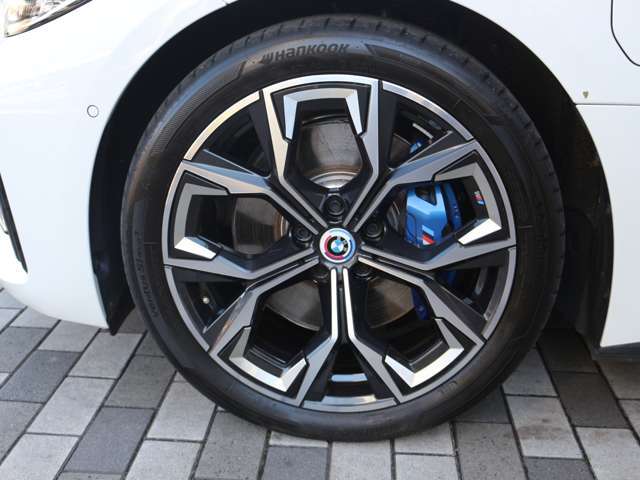 お洒落は脚元から、デザイン性の良いBMWのアロイホイールはクルマの雰囲気をよりスポーティに、よりエレガントに演出。もちろん強度も十分で安心。