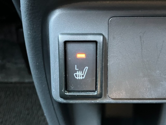 冷えが気になる方にもうれしい、運転席＆助手席シートヒーター。