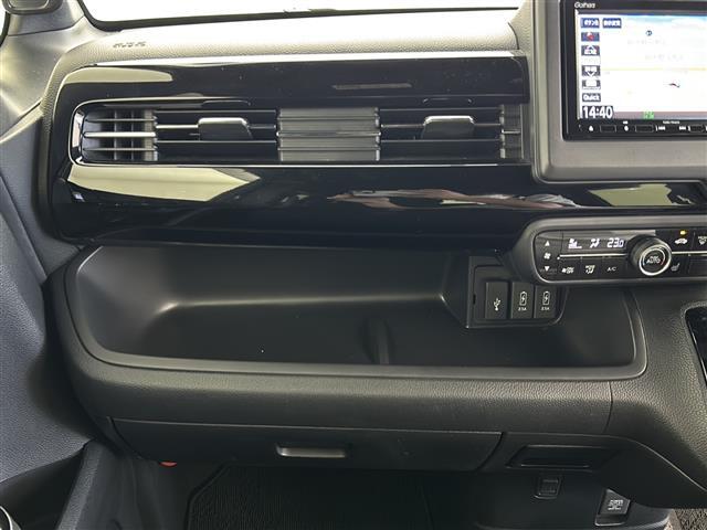 【グローブボックス】車検証ケースや、日頃使う小物類の収納に便利ですね！