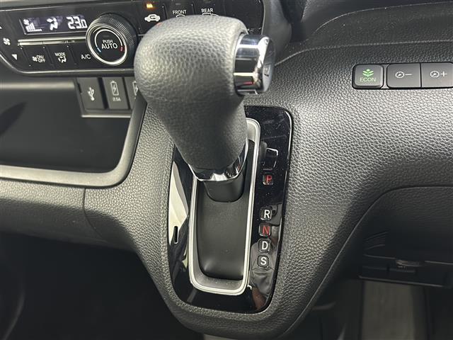 【シフトレバー】シフトも操作しやすく快適なドライブを楽しんでいただけます！
