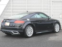 アスリートを思わせる力強さと凛とした佇まい。精悍な表情を生み出すバンパー、躍動感を演出するサイドスカート。