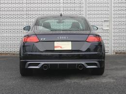 後ろ姿を引き締めるリヤディフューザーが流麗なボディラインとワイド＆ローなフォルムを、よりダイナミックに際立たせます。