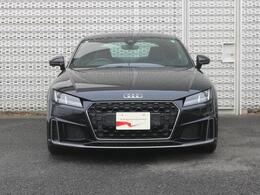 Audiの特徴シングルフレームグリルは力強さとエレガントな雰囲気を醸し出します。