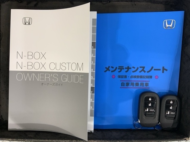 スマートキーは鍵をバッグに入れたままでもドアロックの開閉やエンジンのON・OFFができます。夜間や雨の日も鍵を探さなくて良いので便利です。