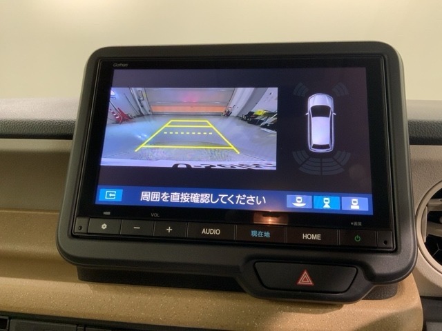 リバースギアに入れるだけで後方の表示へ切り替わります。夜間や雨の日の駐車も楽になりますよ。