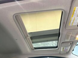 ●サンルーフ：開放感たっぷりの希少装備、サンルーフが装着されています！車内に明かりを取り入れたり景色を楽しむ以外にも、車内の空気も簡単に換気できて快適です！