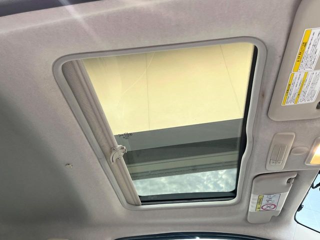 ●サンルーフ：開放感たっぷりの希少装備、サンルーフが装着されています！車内に明かりを取り入れたり景色を楽しむ以外にも、車内の空気も簡単に換気できて快適です！