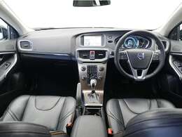 このV40 MB型モデルの特徴は、充実した安全装備です。2013年に登場した後、1度目の改良で「セーフティパッケージ」が各グレードに標準装備されています。