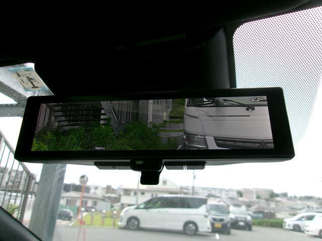スマートルームミラー。フル乗車＋積載時もカメラ画像にて後方確認。心強い味方です☆