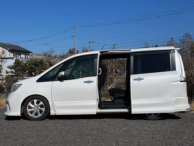 【両側パワースライドドア】両側電動スライドドア搭載のお車です。小さなお子様や女性の方でも、ドアを手動で開ける手間がないので、快適にご利用いただけます。