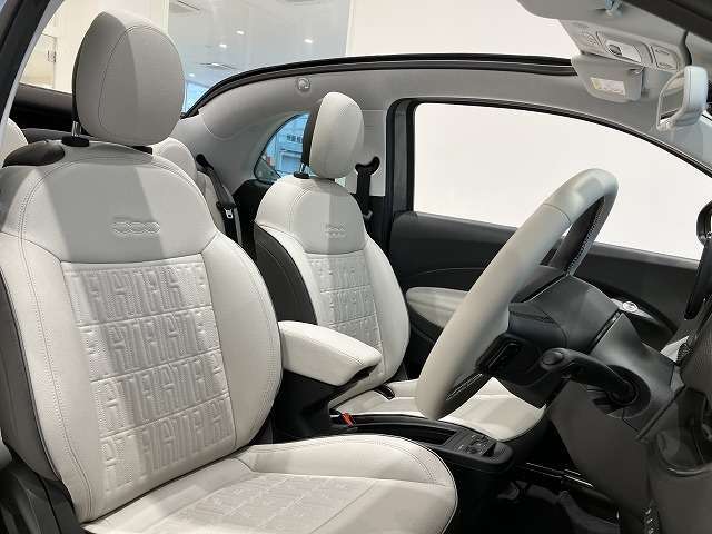 運転席も広々としており運転しやすい環境を実現しています☆