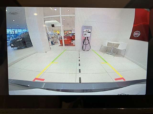 【バックカメラ】運転席から画面上で安全確認ができます。駐車が苦手な方にもオススメな便利機能です。