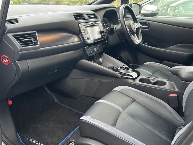 店舗にて現車の確認もいただけますので、お電話で在庫のご確認の上是非ご来店くださいませ。