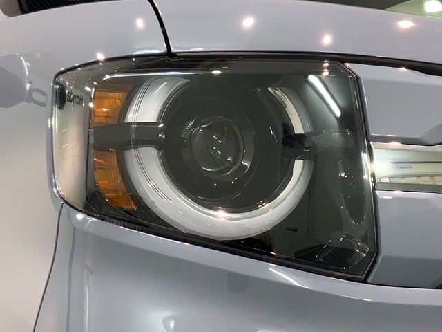 LEDヘッドライトは、点灯の瞬間から最大光量を発揮し、突然暗くなるトンネルなどでの安定感を高めます。