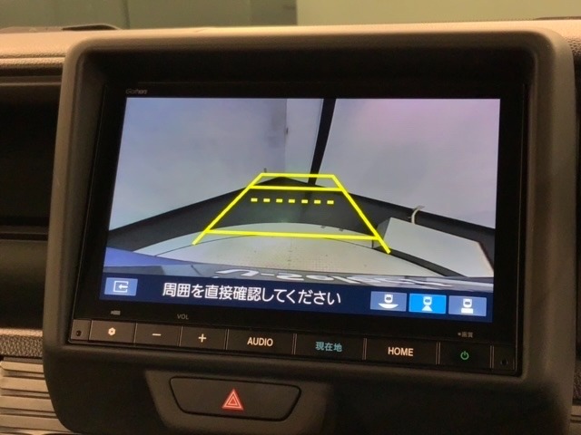 リバースギアに入れるだけで後方の表示へ切り替わります。夜間や雨の日の駐車も楽になりますよ。