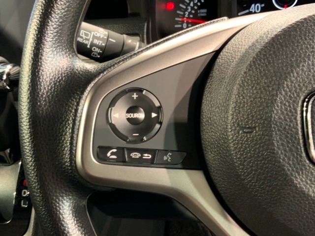 ステアリングにオーディオ操作スイッチが付いています。オーディオ画面に直接タッチしなくても操作が出来ますので、運転に集中できます。