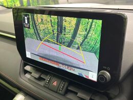 【バックカメラ】駐車時に後方がリアルタイム映像で確認できます。大型商業施設や立体駐車場での駐車時や、夜間のバック時に大活躍！運転スキルに関わらず、今や必須となった装備のひとつです！
