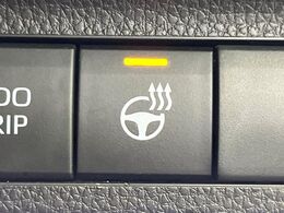 【ステアリングヒーター】冬場に冷たくなりやすい革巻きステアリングを、スイッチ一つで素早く適温に！エアコンよりも早く温まってくれるので、寒い日の運転も快適になりますね♪