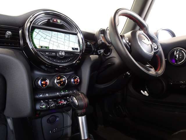 お車に詳しくないお客様もご安心下さい！当店スタッフが詳細な点までしっかりご説明致します！車の事だけでなく、ローンの手続きや購入の流れ等小さな疑問も当店で解決させて下さい！