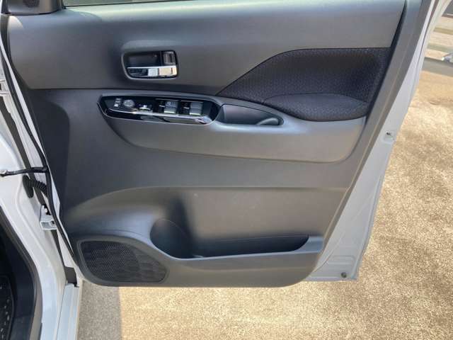 乗り降りで多く使用する運転席ドアですが、目立った傷や汚れもなく綺麗です！