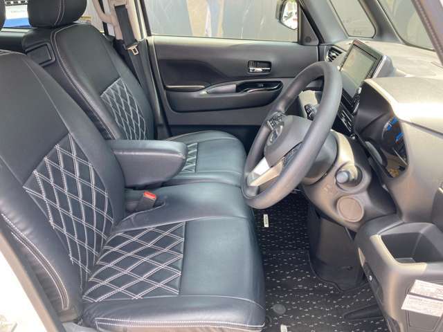 運転席・助手席の間には肘置きがあるので、ゆったり運転できます！