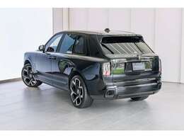 迫力と優雅さを兼ね備えたリアビュー