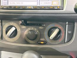 寒い冬も暑い夏も全席に快適な空調を届けてくれる、ダイヤル式エアコンを装備♪