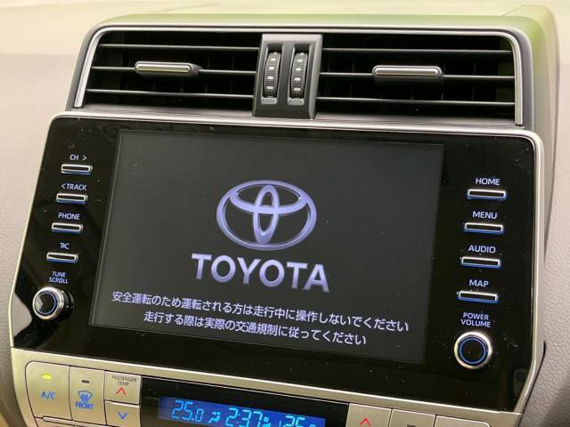 【メーカー純正ナビ】インテリアに溶け込むスタイリッシュな「専用設計」メーカーナビを装備♪視認性や操作性など基本性能にも優れ、より上質なカーライフをお楽しみいただけます。