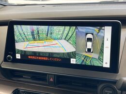 【パノラミックビューモニター】専用のカメラにより、上から見下ろしたような視点で360度クルマの周囲を確認することができます☆死角部分も確認しやすく、狭い場所での切り返しや駐車もスムーズに行えます。