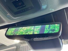 【デジタルインナーミラー】後席の大きな荷物や同乗者で後方が確認しづらい時でも安心！カメラが撮影した車両後方の映像をルームミラー内に表示。クリアな視界で状況の確認が可能です！