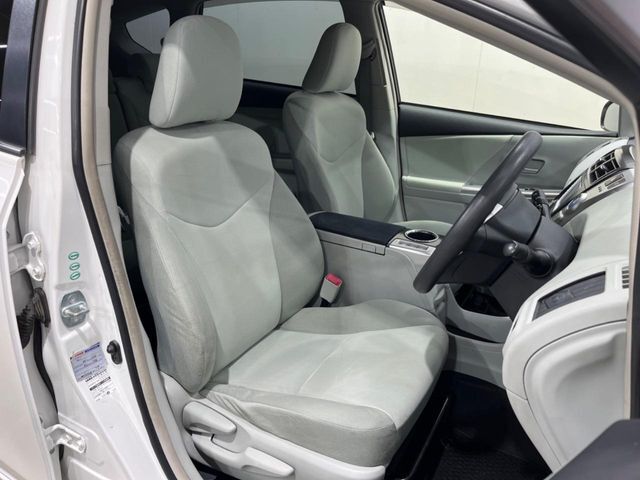 運転席まわりには十分なスペースがあり、大柄な方でもゆったり運転していただける環境です。