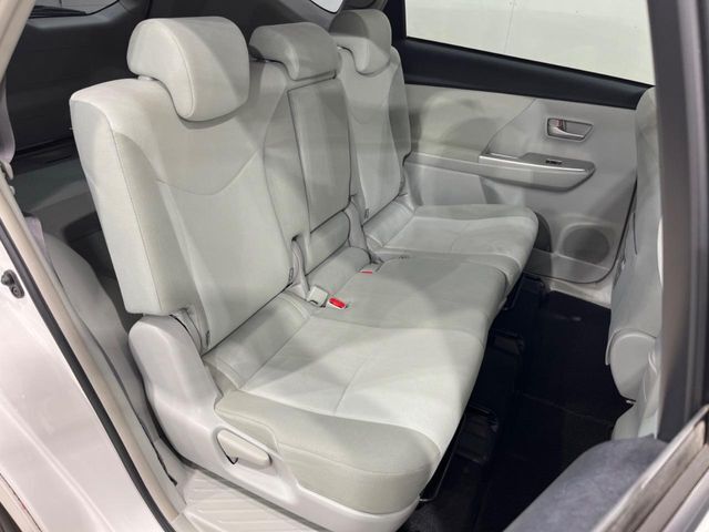 広々とした2列目シートは居住性が高く、居心地も快適！友達や家族とのお出かけにぴったりです。ベビーシートやチャイルドシート使用時も快適にお過ごしいただける十分な空間を確保しています。