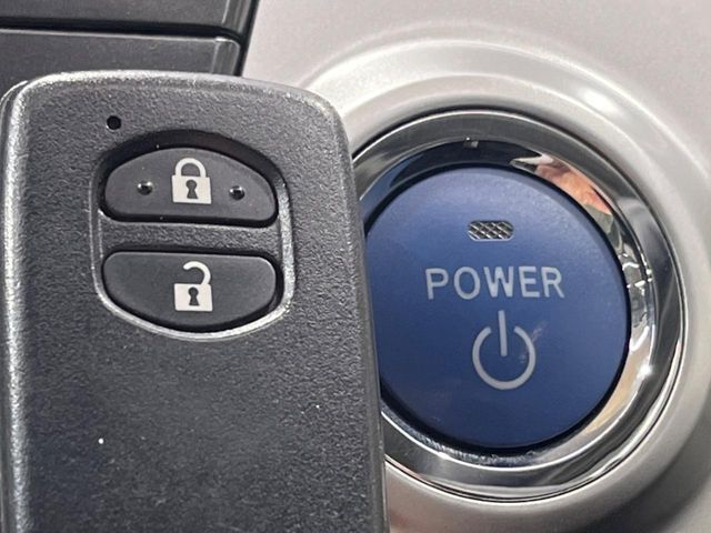 【スマートキー】カバンやポケットに入れたままでもドアの施錠・解錠が可能なスマートキーを装備。エンジンのオン・オフ時もカギを取り出す必要が無いからとっても便利です♪