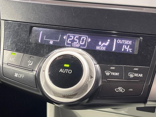 【オートエアコン】一度お好みの温度に設定すれば、車内の温度を検知し風量や温度を自動で調整。暑い…寒い…と何度もスイッチ操作をする必要はありません。快適な車内空間には必須の機能ですね♪