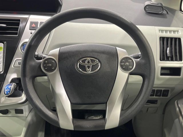 インテリアに合わせたデザインのステアリングは、運転される方のことも考え、運転しやすい形状、大きさです。是非一度、実際に触ってお確かめください。