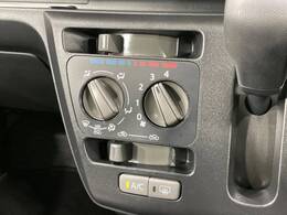 寒い冬も暑い夏も全席に快適な空調を届けてくれる、ダイヤル式エアコンを装備♪
