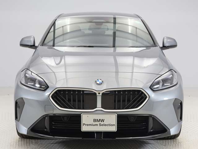 ♪BMWの代名詞といえるキドニー・グリル、一目でそれと分かる精悍な顔立ち。ホフマイスターキンクやキャラクターラインと呼ばれる側面デザインにより前傾姿勢を強調したスタイルは、走りを重視したBMWならでは