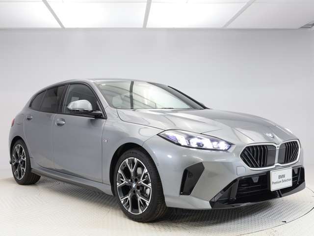 4灯ライト、キドニーグリルそしてエンブレムと、BMWの伝統を現代に引き継いでなお、新しく雄々しいフェイスですね☆