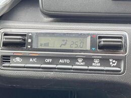 【オートエアコン】一度お好みの温度に設定すれば、車内の温度を検知し風量や温度を自動で調整。暑い…寒い…と何度もスイッチ操作をする必要はありません。快適な車内空間には必須の機能ですね♪
