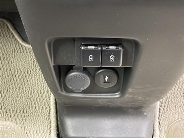 【ETC】有料道路を利用する際に料金所で停止することなく通過できる、ETC車載器（ノンストップ自動料金収受システム機器）が装備されています。セットアップを行うことで利用可能になります。