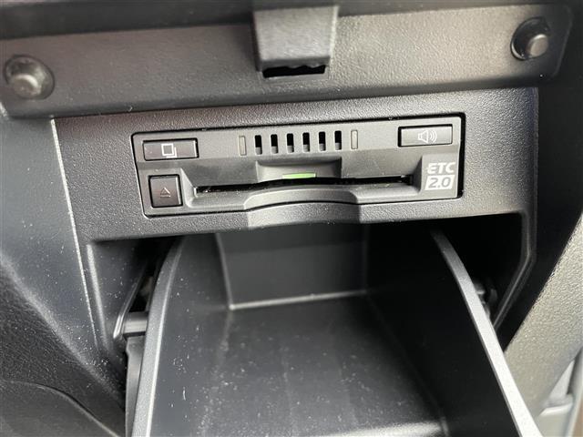 【ETC】有料道路を利用する際に料金所で停止することなく通過できる、ETC車載器（ノンストップ自動料金収受システム機器）が装備されています。セットアップを行うことで利用可能になります。