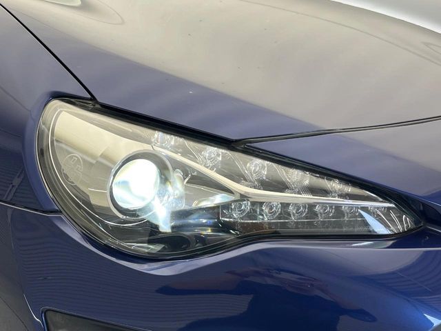 【LEDヘッドライト】悪天候や夜間走行時も良好な視界を確保し安心して運転できる高輝度LEDヘッドライトを装備！点灯速度が早く、消費電力も抑えられています。