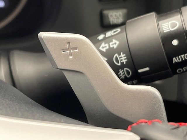 【パドルシフト】ハンドルから手を離さずに素早くシフトアップ＆ダウンができるので、エンジンブレーキを使う下り坂や高速道路の合流で加速したい場面で役立ちます。